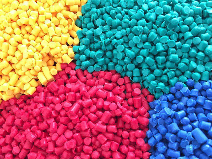 Plastic packaging materials are widely used in the market. What are their main advantages?